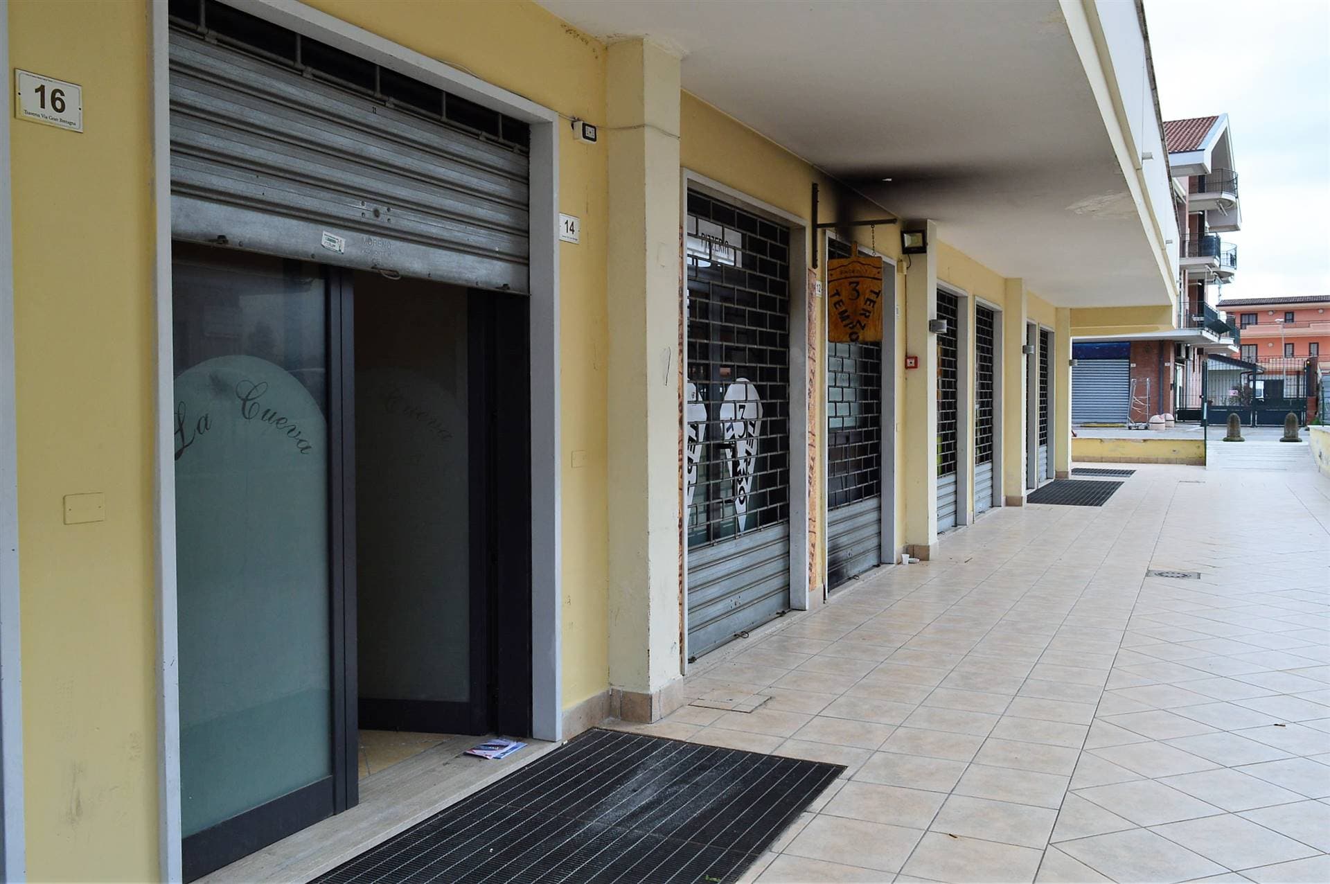 DOPPI servizi e TRE AMPIE vetrine per questo centralissimo locale commerciale!